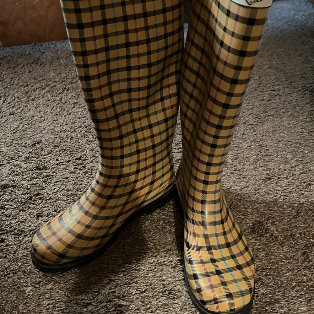 Duck boots, below knee, multicolored.